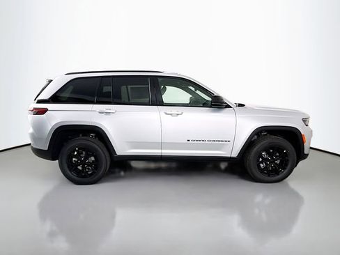 New 2025 Jeep Grand Cherokee Laredo image 8