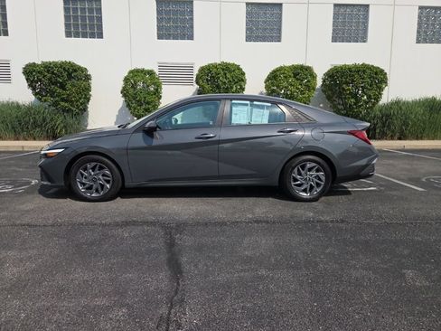 Used 2025 Hyundai Elantra Hybrid FWD image 5