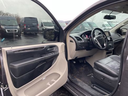 Used 2016 Chrysler Town & Country Touring w/ Driver Convenience Group image 17