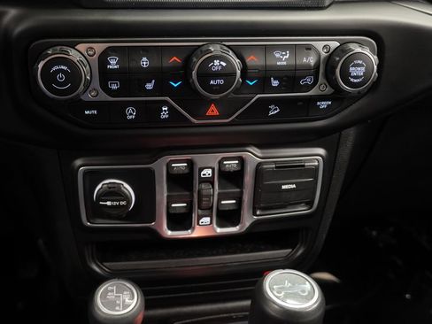 Used 2018 Jeep Wrangler Unlimited Sahara w/ Uconnect 4C Nav & Sound Group AWD/4WD image 38