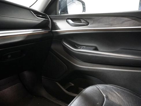 Used 2023 Jeep Grand Cherokee Limited w/ Luxury Tech Group II image 31