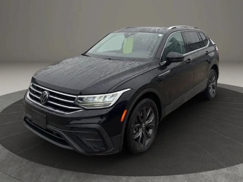 Used 2022 Volkswagen Tiguan SE w/ Panoramic Sunroof Package AWD/4WD image 3