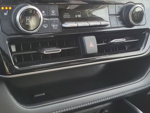 Used 2022 Toyota Highlander XLE image 31