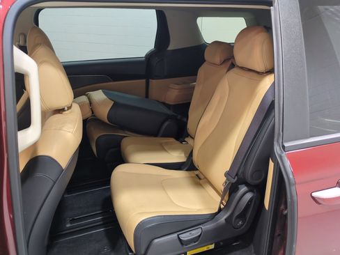 Used 2024 Kia Carnival LX FWD image 14