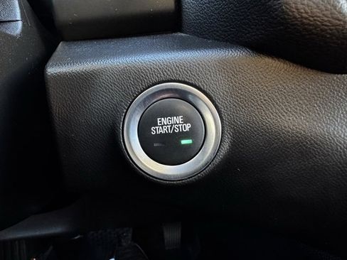 Used 2023 GMC Terrain SLT image 29