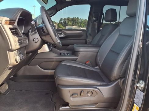 Used 2023 Chevrolet Suburban Z71 w/ Luxury Package AWD/4WD image 3