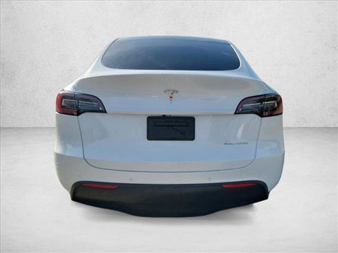 Used 2022 Tesla Model Y Long Range image 6