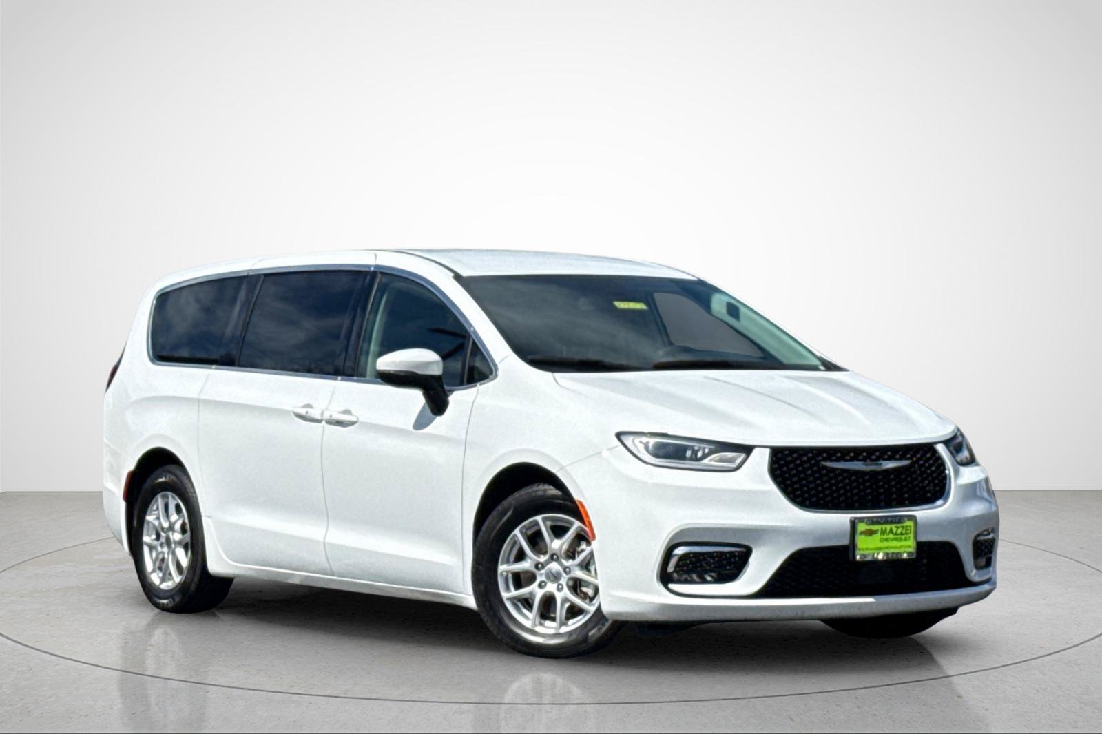 Used 2023 Chrysler Pacifica Touring-L FWD image 2