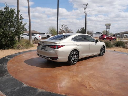 Used 2025 Lexus ES 300h w/ Premium Package image 3