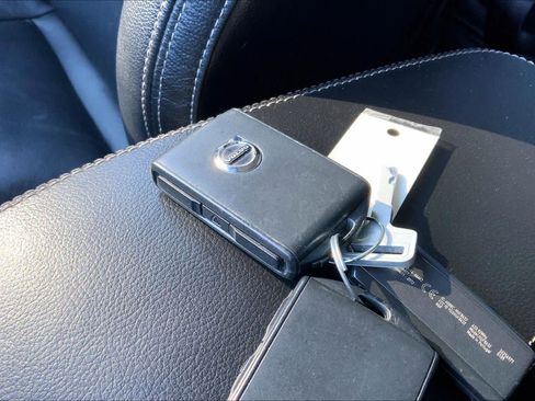 Used 2019 Volvo XC40 T5 Momentum image 14