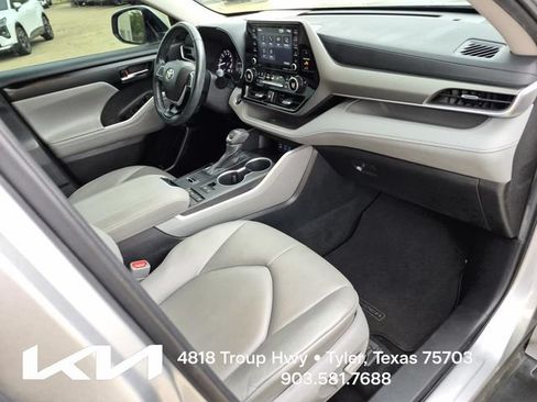 Used 2022 Toyota Highlander XLE FWD image 11