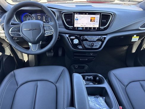 New 2026 Chrysler Pacifica Select image 5