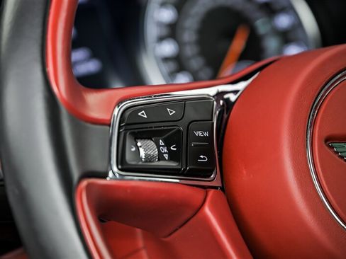 Used 2017 Bentley Bentayga AWD/4WD image 27