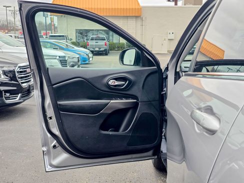 Used 2019 Jeep Cherokee Latitude w/ Popular Appearance Group image 22