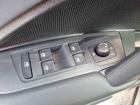 New 2025 Volkswagen Tiguan SE image 11