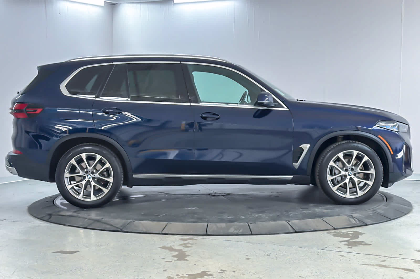 Used 2024 BMW X5 xDrive40i w/ Premium Package AWD/4WD image 8