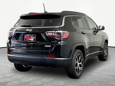 Used 2024 Jeep Compass Latitude w/ Altitude Special Edition AWD/4WD image 6