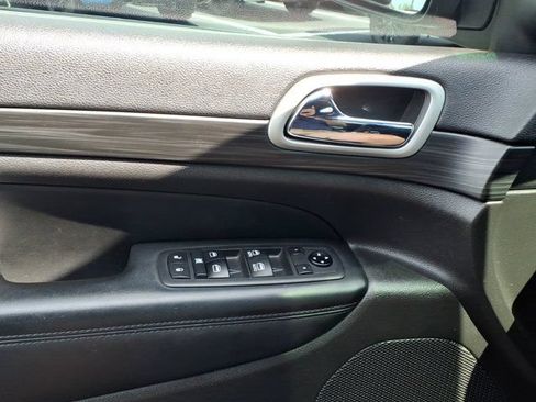 Used 2021 Jeep Grand Cherokee Laredo X AWD/4WD image 24