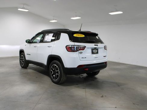 Used 2025 Jeep Compass Trailhawk image 7
