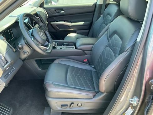 Used 2025 Nissan Pathfinder Platinum FWD image 13