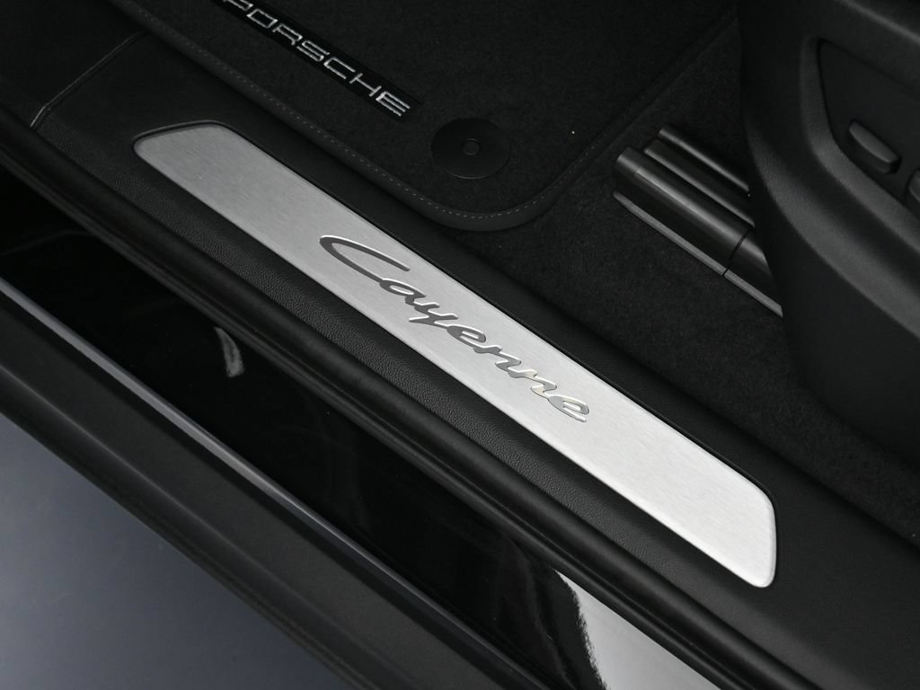Certified 2026 Porsche Cayenne E-Hybrid Coupe AWD/4WD image 16