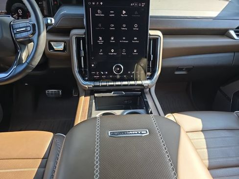 Used 2025 GMC Yukon XL Denali Ultimate w/ LPO, Illumination Package AWD/4WD image 11
