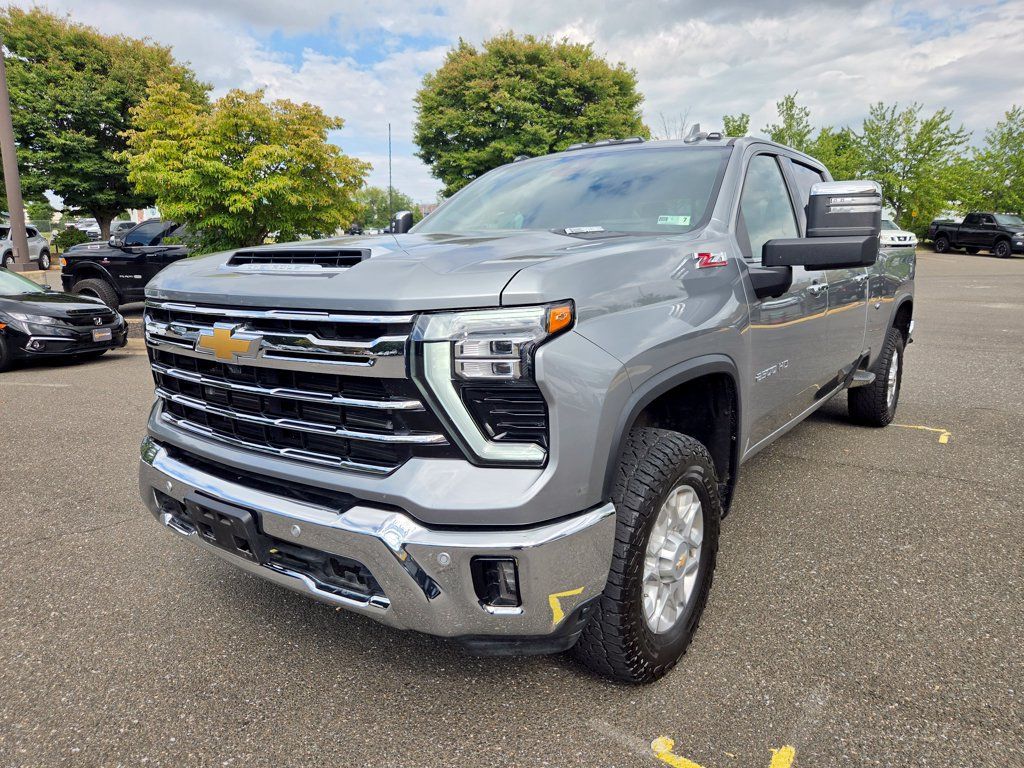 Used 2025 Chevrolet Silverado 2500 LTZ w/ LTZ Premium Package AWD/4WD image 3