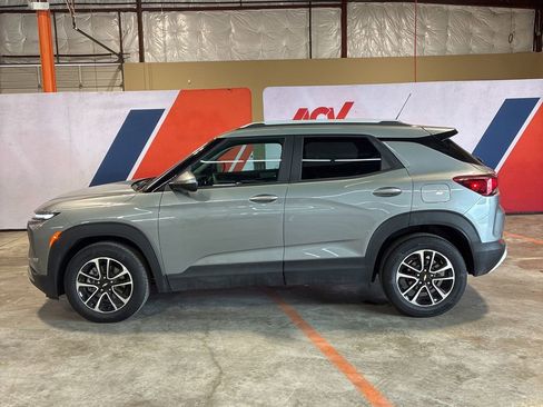 Used 2025 Chevrolet TrailBlazer LT image 3