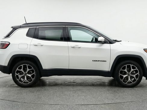 Used 2025 Jeep Compass Limited image 11
