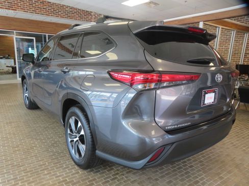 Used 2020 Toyota Highlander XLE FWD image 7