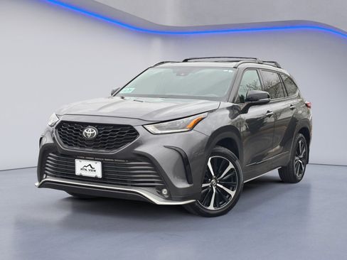 Used 2021 Toyota Highlander XSE image 2