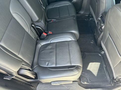 Used 2023 GMC Acadia SLT image 17