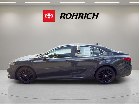 Used 2025 Toyota Camry XLE FWD image 9