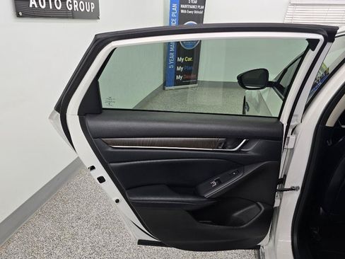 Used 2018 Honda Accord Touring image 18