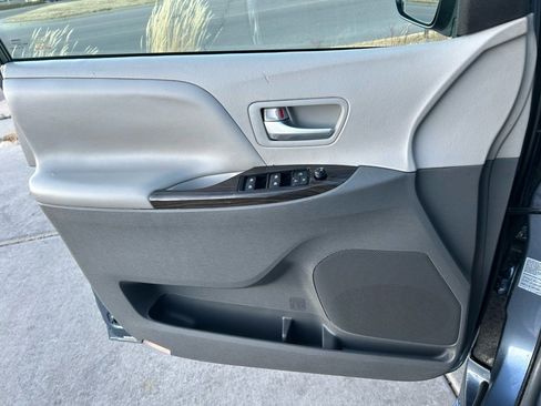 Used 2016 Toyota Sienna XLE Premium image 10