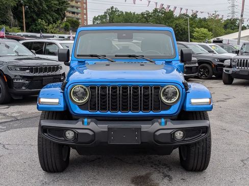 Used 2024 Jeep Wrangler Unlimited w/ Convenience Group AWD/4WD image 3