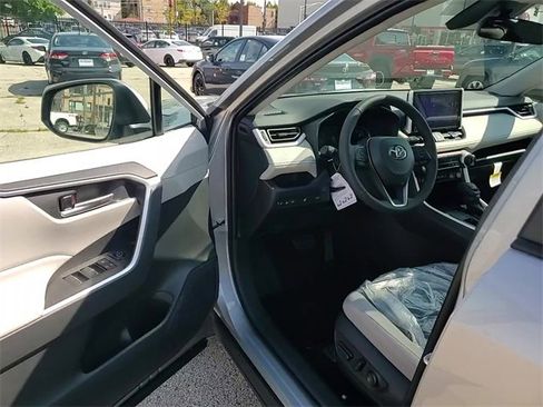 Used 2025 Toyota RAV4 XLE image 9