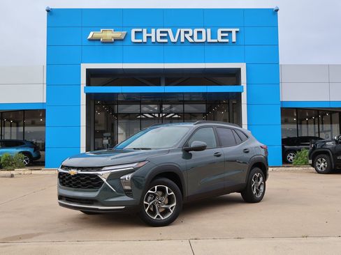 Used 2025 Chevrolet Trax LT FWD image 1
