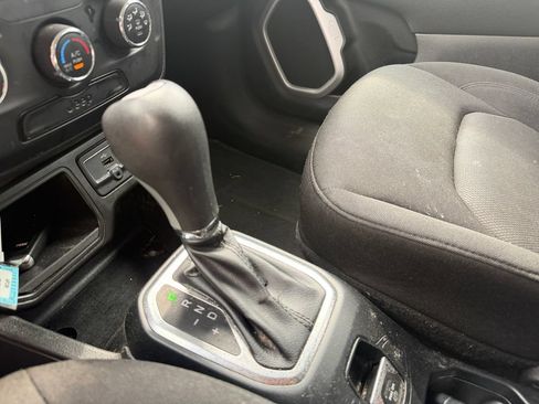 Used 2020 Jeep Renegade Sport w/ UConnect 7.0 Group FWD image 30