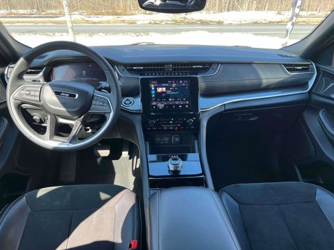 Used 2023 Jeep Grand Cherokee L Laredo image 28