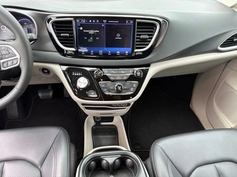 Used 2024 Chrysler Pacifica Touring-L FWD image 16