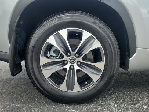 Used 2024 Toyota Highlander XLE FWD image 9