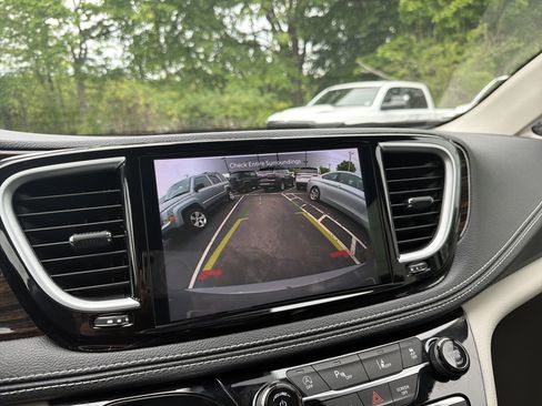 Used 2024 Chrysler Pacifica Limited FWD image 35