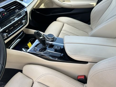 Used 2019 BMW 530i w/ Premium Package image 23