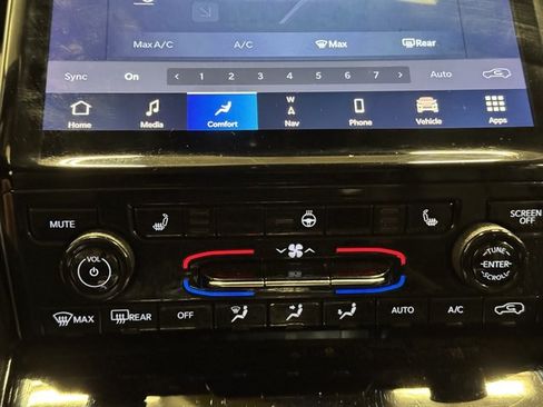 Used 2023 Jeep Grand Cherokee L Limited w/ Black Appearance Package AWD/4WD image 31