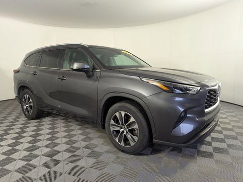Used 2024 Toyota Highlander XLE image 2