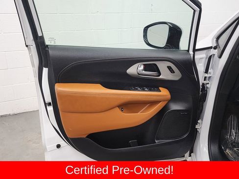 Used 2025 Chrysler Pacifica Pinnacle image 9