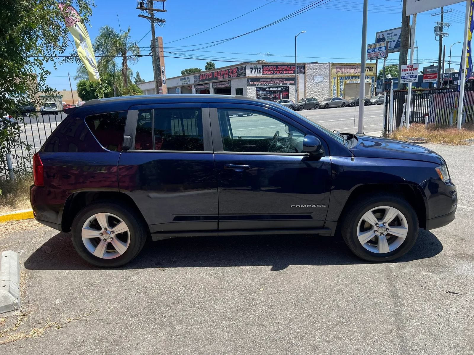 Used 2014 Jeep Compass Latitude w/ Sun/Sound Group AWD/4WD image 4