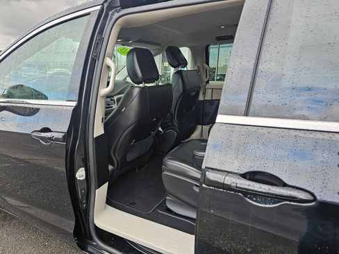 Used 2023 Chrysler Pacifica Touring-L FWD image 12