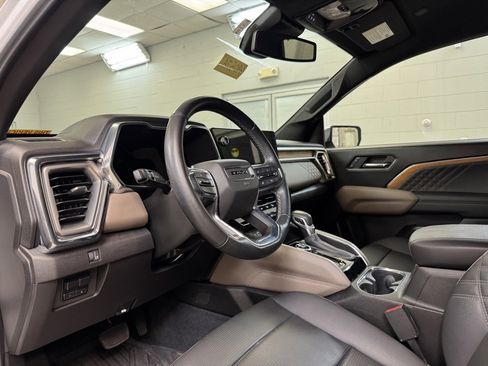 Used 2024 GMC Canyon Denali image 14
